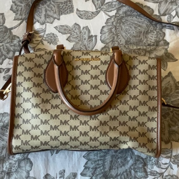 MK purse. - Picture 1 of 4